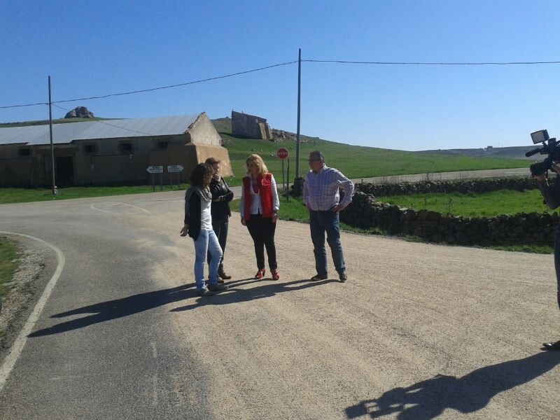 VISITA DE LA VICEPRESIDENTA DE LA DIPUTACIÓN A BARCONES Y CALTOJAR DONDE LA INSTITUCIÓN HA LLEVADO A CABO OBRAS DE PAVIMIENTACIÓN Y CONSTRUCCIÓN DE UN NUEVO DEPÓSITO